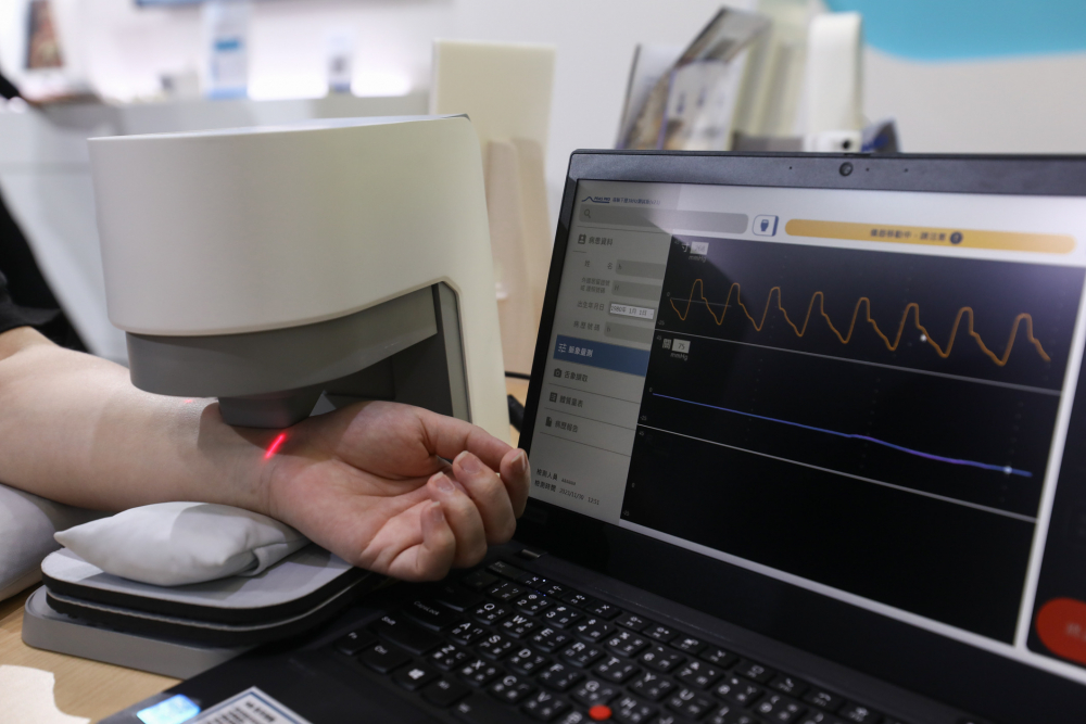 BBIN宝盈耘康脈象檢測系統透過電腦精準控制升降系統，還原中醫師三指把脈過程的舉、按、尋手法，將脈象感受轉化成數據，未來可結合大數據分析，實現智慧醫療及準確性